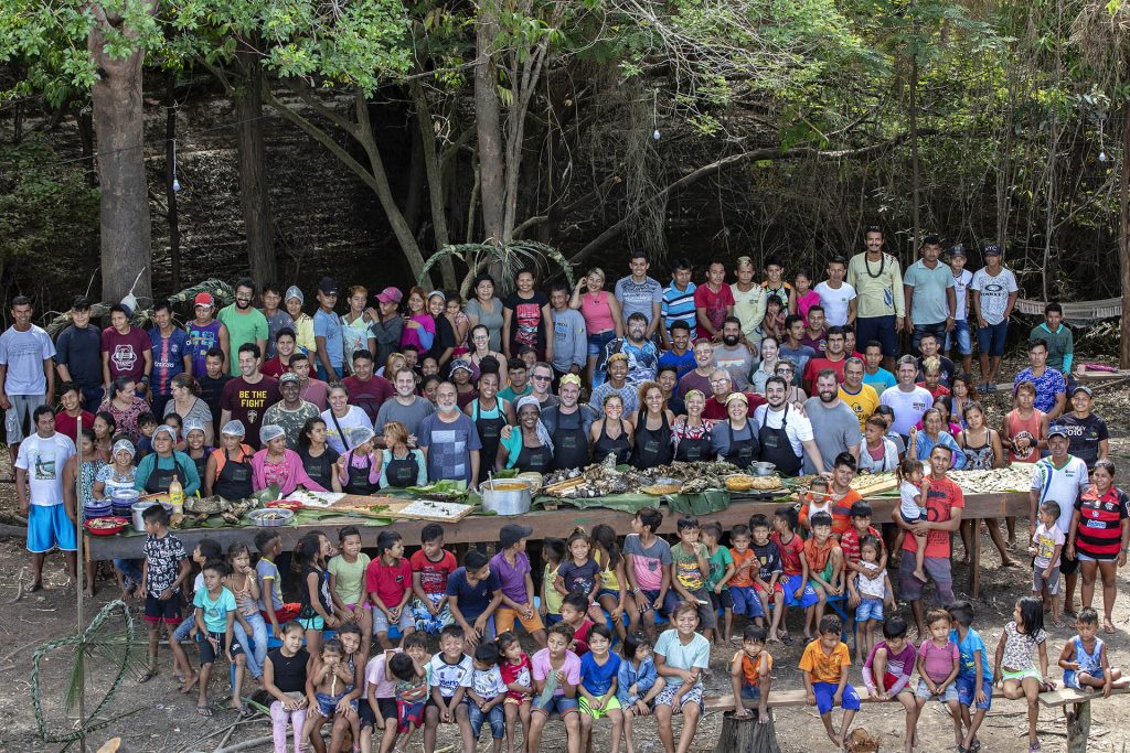 Projeto Gosto da Amazônia leva chefs de cozinha do Rio de Janeiro até a Terra Indígena Paumari, no sul do Amazonas, para conhecer o manejo do pirarucu e seus impactos econômicos, sociais e ambientais na região. Os chefs criarão pratos com o pirarucu, o maior peixe de escamas de água doce do mundo, para contribuir com a introdução do produto no mercado do Rio de Janeiro.
Na foto, cozinheiros, parceiros e indígenas Paumari reunidos antes do almoço de encerramento da visita dos chefs do Rio de Janeiro.
Foto Marizilda Cruppe/Divulgação